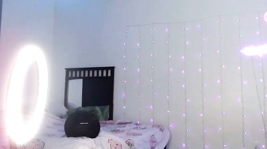 Bellamonroee's seductive glutey gets the ultimate pounding on cam