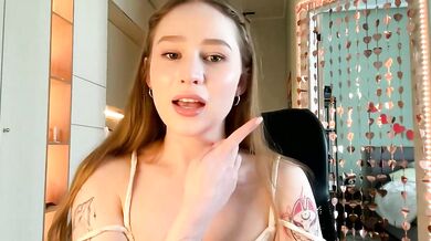 Watch Whoisalisa's Beautiful curves and breathless anticipation as she shows off her Ass in this Cam Girl Video