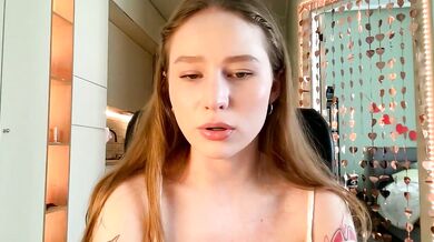 Watch Whoisalisa's Beautiful curves and breathless anticipation as she shows off her Ass in this Cam Girl Video