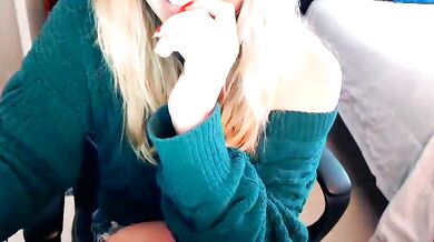 Watch Darlingd77, the internet celebrity, seduce and please Ravishingly in front of the camera