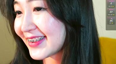 Watch sensual cam girl seulbi get her shivers up as she rubs her pussy in aching chemistries