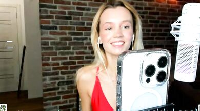 Xoanetta seduces you with her sensual beauty in this sensual video