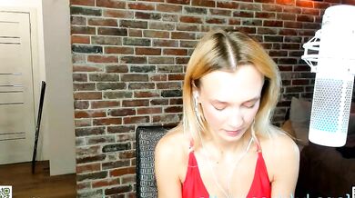 Xoanetta seduces you with her sensual beauty in this sensual video