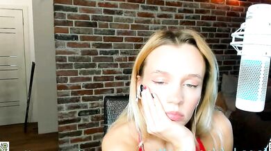 Xoanetta seduces you with her sensual beauty in this sensual video