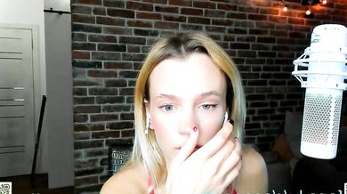 Xoanetta seduces you with her sensual beauty in this sensual video