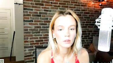 Xoanetta seduces you with her sensual beauty in this sensual video