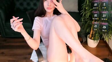 Kim_lyn, the stunning bottom, gets seduced on camera for a steamy session