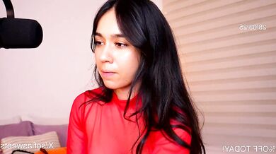 Sweetsthep22's amazing body shakes with tremors while getting naked on webcam