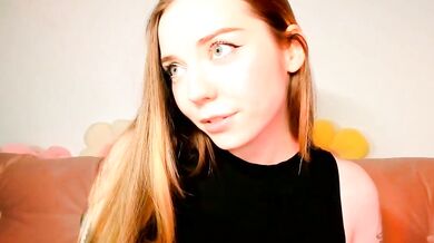 Thisisamelia's seductive cam show: Arousing rear view with a curvy cam slut