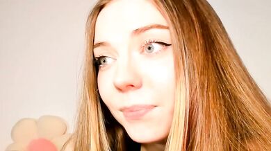 Thisisamelia's seductive cam show: Arousing rear view with a curvy cam slut