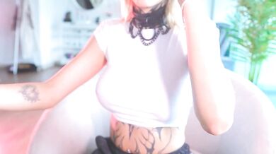 Watch Graceful Glutes & Quaking Desires in this steamy cam video