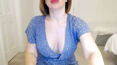 Watch mallinia's tantalizing streamer charm and satisfy her lustful desires