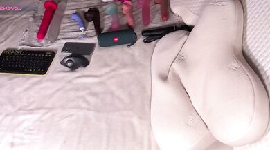 Kawaimay seduces you with her seductive curves in sensual video