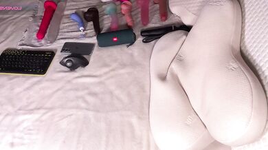 Kawaimay seduces you with her seductive curves in sensual video