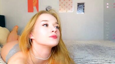 Energetic entertainer captures a captivating hips moment in this compilation video