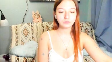 Watch Yxoli_13's camel-toe get drenched in oil & show off her ass-to-mouth skills in a public show