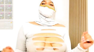 Malak_nanyy: The Hairy Arab girl loves fingering her feet and playing with her dildo for the cheapest price!