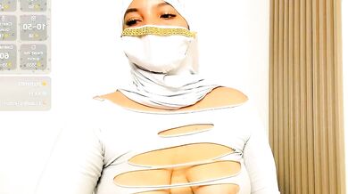 Malak_nanyy: The Hairy Arab girl loves fingering her feet and playing with her dildo for the cheapest price!
