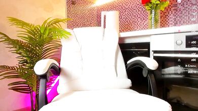 Watch Top_Skinny get naughty with her tattoos & piercings in a hot cam show with dirty talk and squirt