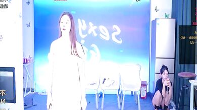 Sexygirl-Ai's petite Asian ass twerking in public while getting recorded