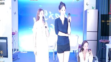 Sexygirl-Ai's petite Asian ass twerking in public while getting recorded