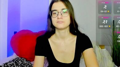 Kittyy_kitty1, the young and petite camel toe dildo-or-vibrator, twerks like a pro in