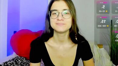 Kittyy_kitty1, the young and petite camel toe dildo-or-vibrator, twerks like a pro in