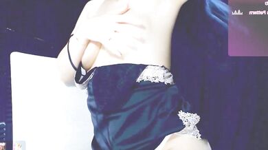 Watch Su_rosie strip down & squirt in public like a pro!