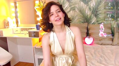 AngellaRoss shows off her naked body and twerks in a hot oily strip show on Lovense Cam2Cam