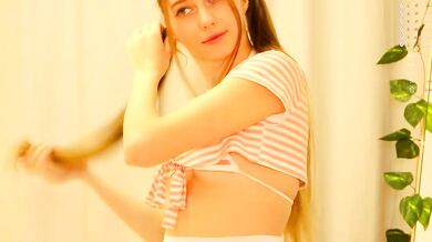 Pretty_Princess_Elina flaunts her camel-toe and fingers herself in erotic camel-toe dance