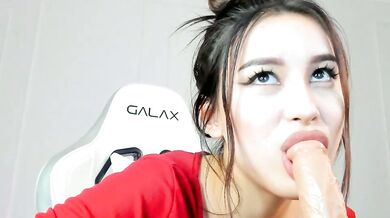 Azumi_ray talks dirty while giving a sloppy deepthroat blowjob in a cam video