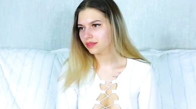 Ashleyhouston gets kinky with her cheap-privates-white body in a hot white cam show