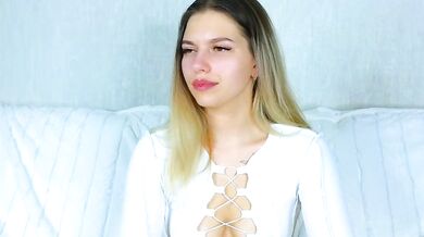 Ashleyhouston gets kinky with her cheap-privates-white body in a hot white cam show