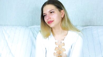 Ashleyhouston gets kinky with her cheap-privates-white body in a hot white cam show