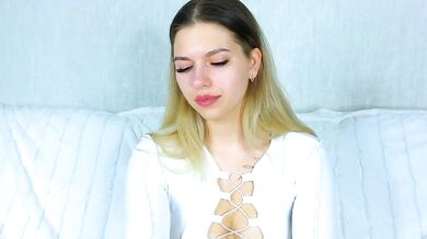 Ashleyhouston gets kinky with her cheap-privates-white body in a hot white cam show