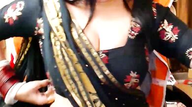 Chahat_143: Interactive t-shirt-clad Indian MILFs indulge in some steamy, HD-style fun!