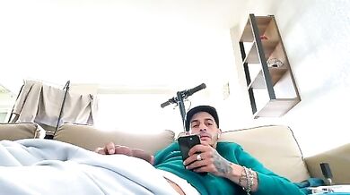 Rebeu313 gives a smoking hot handjob and records herself for your viewing pleasure