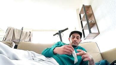 Rebeu313 gives a smoking hot handjob and records herself for your viewing pleasure