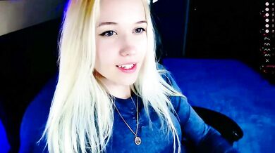 ShhhO_O: Young cameltoe-clad babe squirts in shower while playing with toys