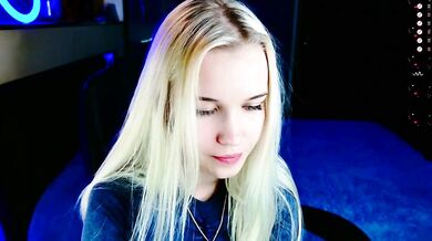 ShhhO_O: Young cameltoe-clad babe squirts in shower while playing with toys