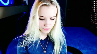 ShhhO_O: Young cameltoe-clad babe squirts in shower while playing with toys