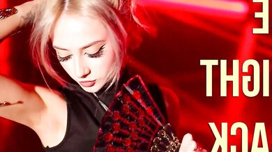 Alicebels - Luscious influencer with a rear-free attitude gets naked and shows off her curves