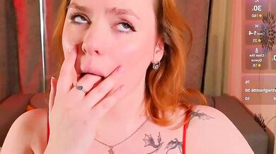 Kari_lunna sensually pleases her guests with her perfect curves and amazing moves