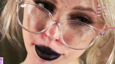 AudreyCarvin seduces with her naked curves and ravishing d'colletage