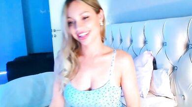 Sialone - The captivating body in a naked video - watch her seduce you with her curves and seductive moves