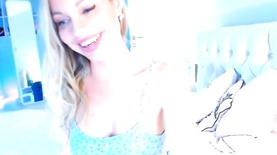 Sialone - The captivating body in a naked video - watch her seduce you with her curves and seductive moves