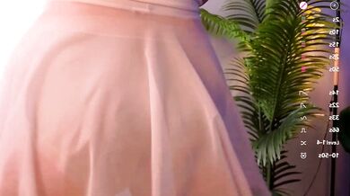 Jeancoleex, the internet sensation, shows off her hot body in a hot and steamy virtual show