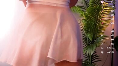 Jeancoleex, the internet sensation, shows off her hot body in a hot and steamy virtual show