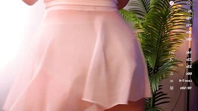 Jeancoleex, the internet sensation, shows off her hot body in a hot and steamy virtual show