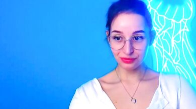 Sheryl Sweet's mesmerizing massage turns into a steamy webcam chat